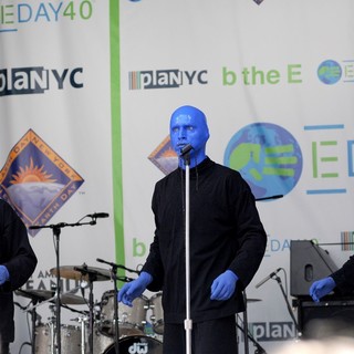 Blue Man Group in New York Celebrates Earth Day's 40th Anniversary - blue-man-group-earth-day-s-40th-anniversary-01