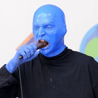 Blue Man Group in New York Celebrates Earth Day's 40th Anniversary - blue-man-group-earth-day-s-40th-anniversary-05