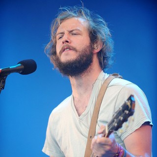 Bon Iver Performing at The 2009 Glastonbury Festival - Day 3 - bon-iver-2009-glastonbury-festival-day-3-01