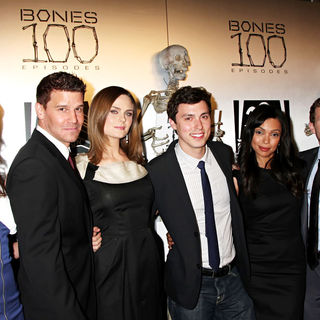David Boreanaz, Emily Deschanel, Michaela Conlin, T.J. Thyne, Tamara Taylor, John Francis Daley in The "Bones" 100th Show Party