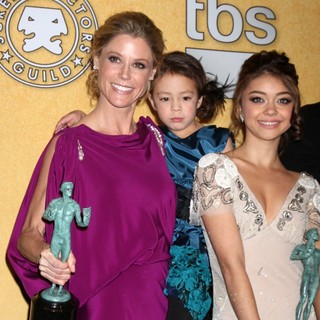 Julie Bowen, Aubrey Anderson-Emmons, Sarah Hyland in The 18th Annual Screen Actors Guild Awards - Press Room