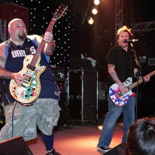 Chris Burney, Jaret Reddick, Bowling For Soup in Bowling For Soup Perform Live for The Fifth Anniversary Celebration