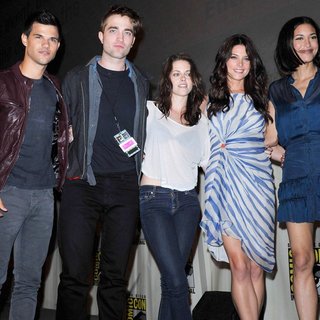 Taylor Lautner, Robert Pattinson, Kristen Stewart, Ashley Greene, Julia Jones in Comic Con 2011 - Day 1 - Twilight Breaking Dawn Part I Press Conference - Arrivals