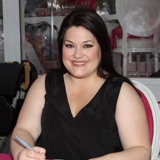 Brooke Elliott in Drop Dead Diva Celebrates 2nd Season with DVD Signing