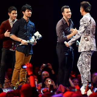 Jonas Brothers, Han Geng in The MTV EMA's 2012 - Show
