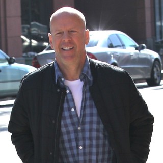 Bruce Willis in Bruce Willis Shows Signs of Discomfort as He Leaves A Medical Building