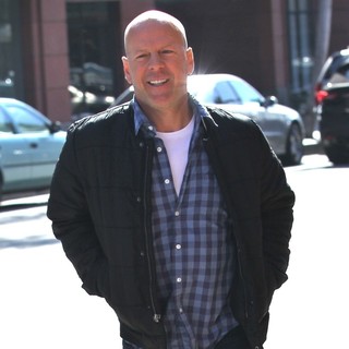 Bruce Willis Shows Signs of Discomfort as He Leaves A Medical Building - bruce-willis-leaves-a-medical-building-02