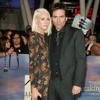 Billy Burke in The Premiere of The Twilight Saga's Breaking Dawn Part II - burke-rose-premiere-breaking-dawn-2-04
