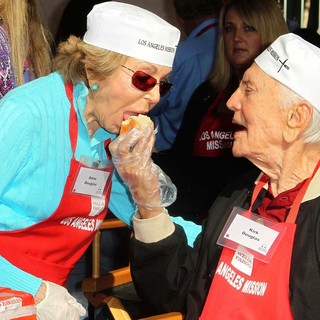 Anne Buydens, Kirk Douglas in The Los Angeles Mission's Thanksgiving for Skid Row Homeless
