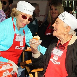 Anne Buydens, Kirk Douglas in The Los Angeles Mission's Thanksgiving for Skid Row Homeless