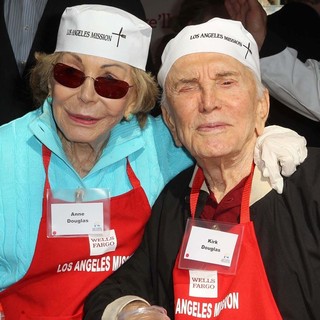 Anne Buydens, Kirk Douglas in The Los Angeles Mission's Thanksgiving for Skid Row Homeless