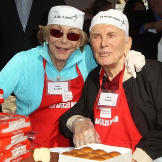 Anne Buydens, Kirk Douglas in The Los Angeles Mission's Thanksgiving for Skid Row Homeless