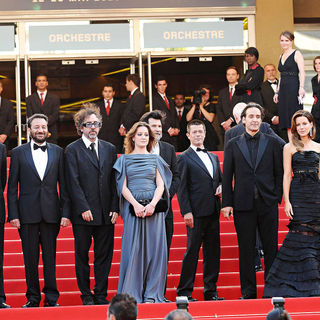 Tim Burton, Kate Beckinsale, Benicio Del Toro in 2010 Cannes International Film Festival - Day 12 - Palme d'Or Closing Ceremony Red Carpet Arrivals