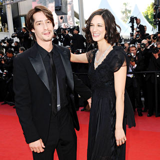 Michele Civetta, Asia Argento in 2010 Cannes International Film Festival - Day 12 - Palme d'Or Closing Ceremony Red Carpet Arrivals