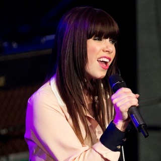 Carly Rae Jepsen in Carly Rae Jepsen Performs at CHUM FanFest - During The 2012 Slacker Canadian Music Week
