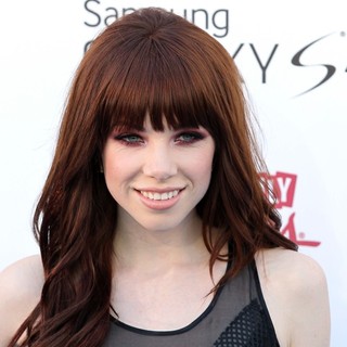 Carly Rae Jepsen in 2013 Billboard Music Awards - Arrivals - carly-rae-jepsen-2013-billboard-music-awards-06