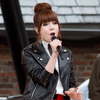 Carly Rae Jepsen Performs Live as Part of Good Morning America's 2013 Summer Concert Series