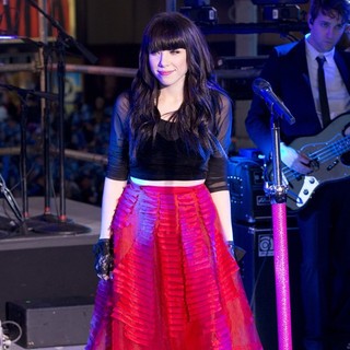 Carly Rae Jepsen in New Year's Eve 2013 in Times Square