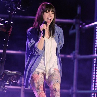 Carly Rae Jepsen in Carly Rae Jepsen Performs Song Call Me Maybe During The Rehearsal for MMVA 2012