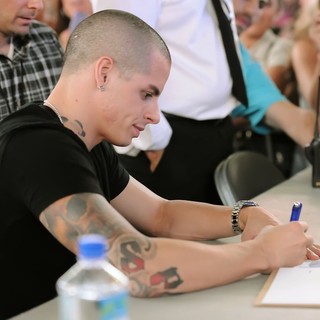 Casper Smart in Casper Smart Signs Autographs