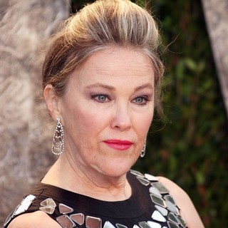 Catherine O'Hara in 2012 Vanity Fair Oscar Party - Arrivals - catherine-o-hara-2012-vanity-fair-oscar-party-01