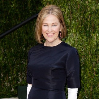 Catherine O'Hara in 2013 Vanity Fair Oscar Party - Arrivals - catherine-o-hara-2013-vanity-fair-oscar-party-01
