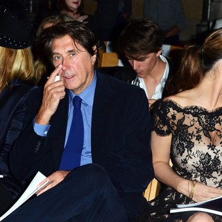 Kim Cattrall, Bryan Ferry, Kelly Brook in London Fashion Week Spring-Summer 2013 - Philip Treacy - Front Row