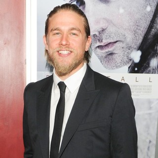 Charlie Hunnam in The Deadfall Premiere - charlie-hunnam-premiere-deadfall-03