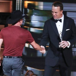 Peyton manning dating kenny chesney