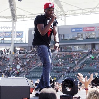 Chiddy Bang in 102.7 KIIS FM's Wango Tango 2012 - Show - chiddy-bang-wango-tango-2012-show-05