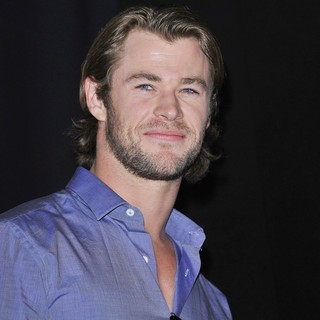 Chris Hemsworth in Comic Con 2011 - Celebrities at The Convention Centre - The Snow White Panel