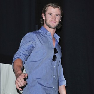 Chris Hemsworth in Comic Con 2011 - Celebrities at The Convention Centre - The Snow White Panel