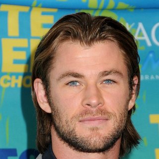 Chris Hemsworth in 2011 Teen Choice Awards