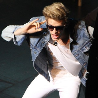 Cody Simpson in Cody Simpson Performs as Part of His Welcome to Paradise Tour