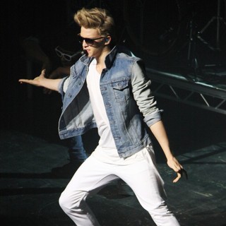 Cody Simpson Performs as Part of His Welcome to Paradise Tour - cody-simpson-performs-paradise-tour-04