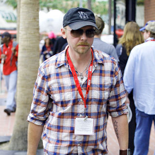 Simon Pegg in Comic Con 2010 - Day 1 - Arrivals