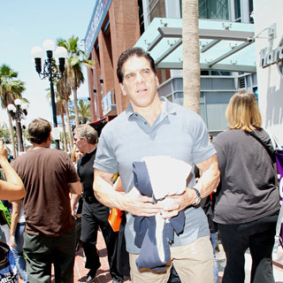 Lou Ferrigno in Out and About at Comic-Con 2010 - Day 3 - comic_con_celebs_14_wenn2937877