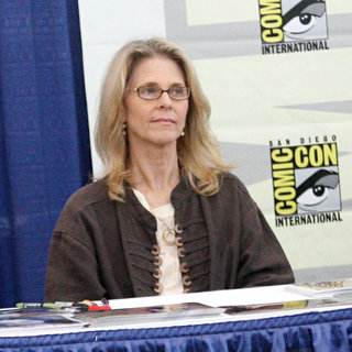 Lindsay Wagner in Signs Autographs For Fans at Comic Con
