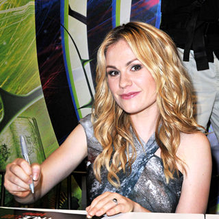 Anna Paquin in Comic Con 2010 - Day 2 - True Blood' Autograph Session