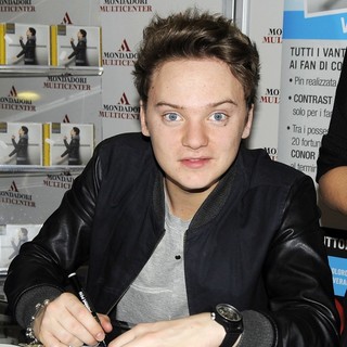 Conor Maynard Signs Copies of His Album Contrast and Meets Fans - conor-maynard-signs-copies-album-contrast-05