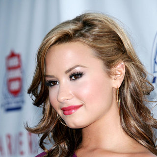Demi Lovato in Padres Contra El Cancer's 25th Anniversary Gala - Arrivals