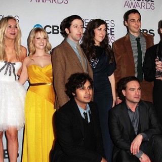 Bill Prady, Kaley Cuoco, Melissa Rauch, Kunal Nayyar, Simon Helberg, Mayim Bialik, Johnny Galecki, Jim Parsons, Chuck Lorre in People's Choice Awards 2013 - Press Room