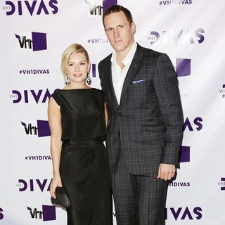 Elisha Cuthbert, Dion Phaneuf in VH1 Divas 2012