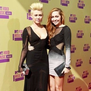 Miley Cyrus, Brandi Cyrus in 2012 MTV Video Music Awards - Arrivals
