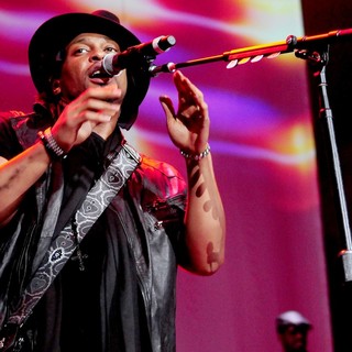 D'Angelo in D'Angelo Performs Live as Part of The Liberation Tour