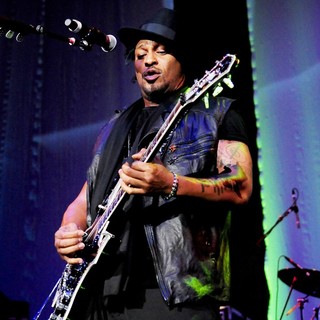 D'Angelo in D'Angelo Performs Live as Part of The Liberation Tour