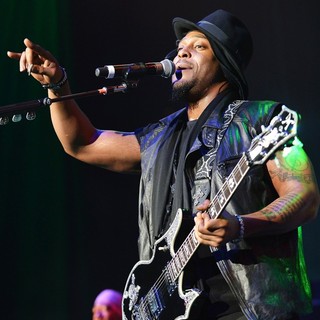 D'Angelo in D'Angelo Performs Live as Part of The Liberation Tour