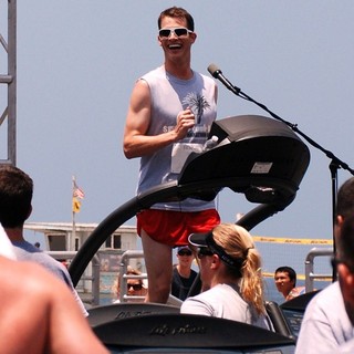 Daniel Tosh in Daniel Tosh Hosts A Treadmill Marathon