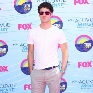 Darren Criss in The 2012 Teen Choice Awards - Arrivals - darren-criss-2012-teen-choice-awards-01