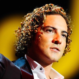 David Bisbal Performs